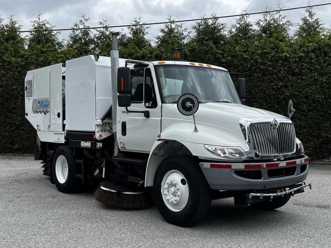 Used 2012 International 4300 DuraStar M6000 Schwarze Sweeper Diesel for sale in Burnaby, BC