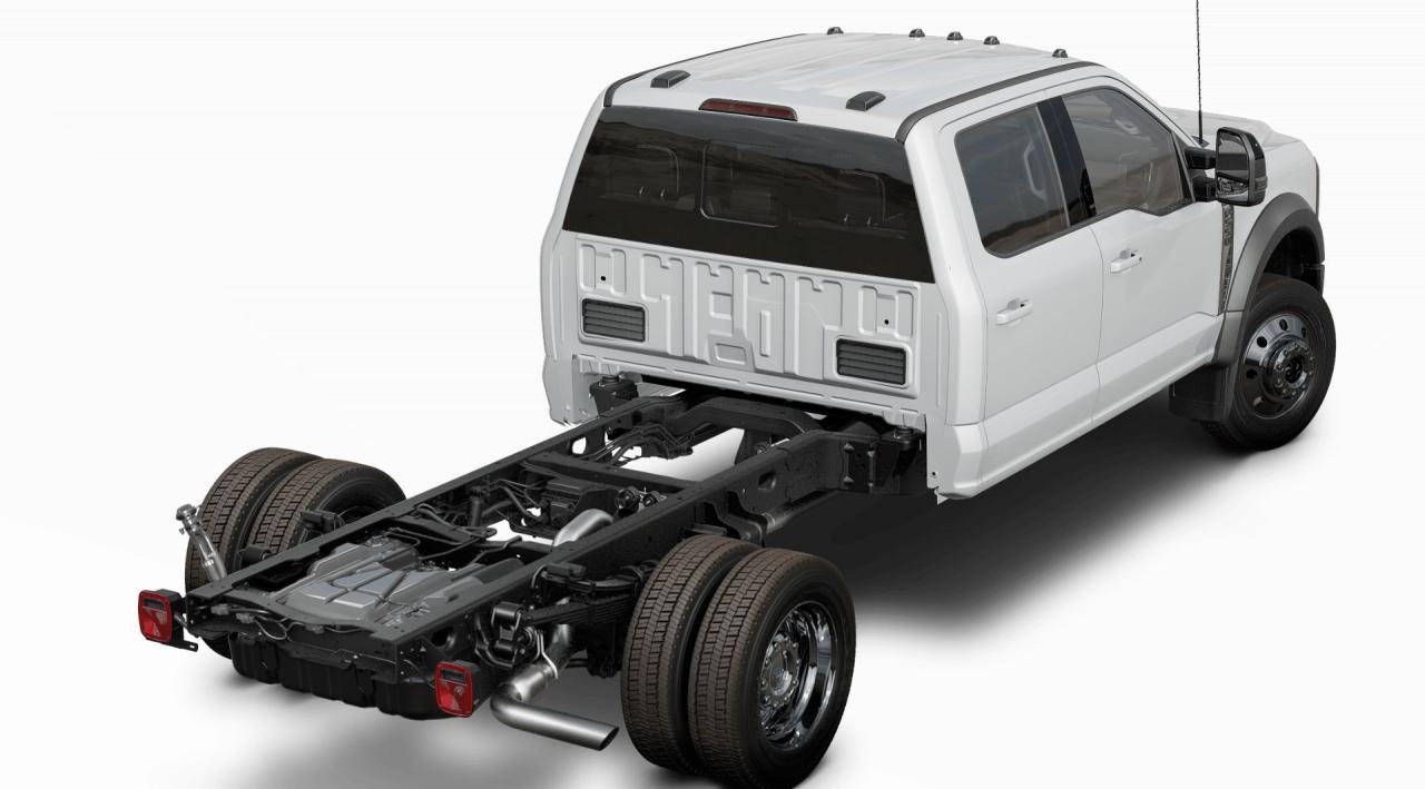 2025 Ford F-550 Super Duty DRW Lariat Photo2