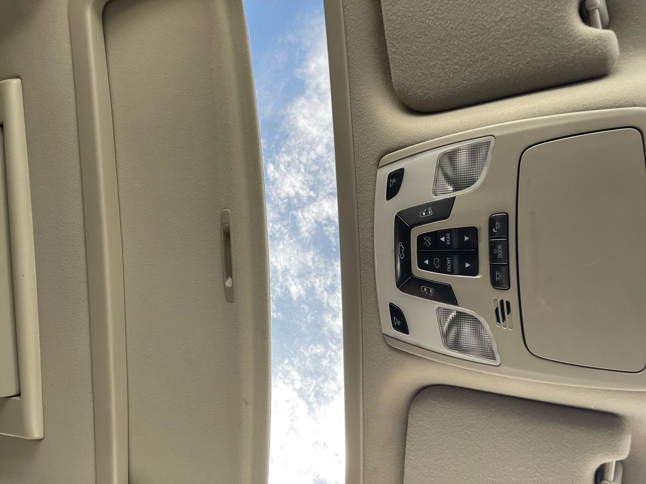 2012 Toyota Sienna XLE - Photo #17