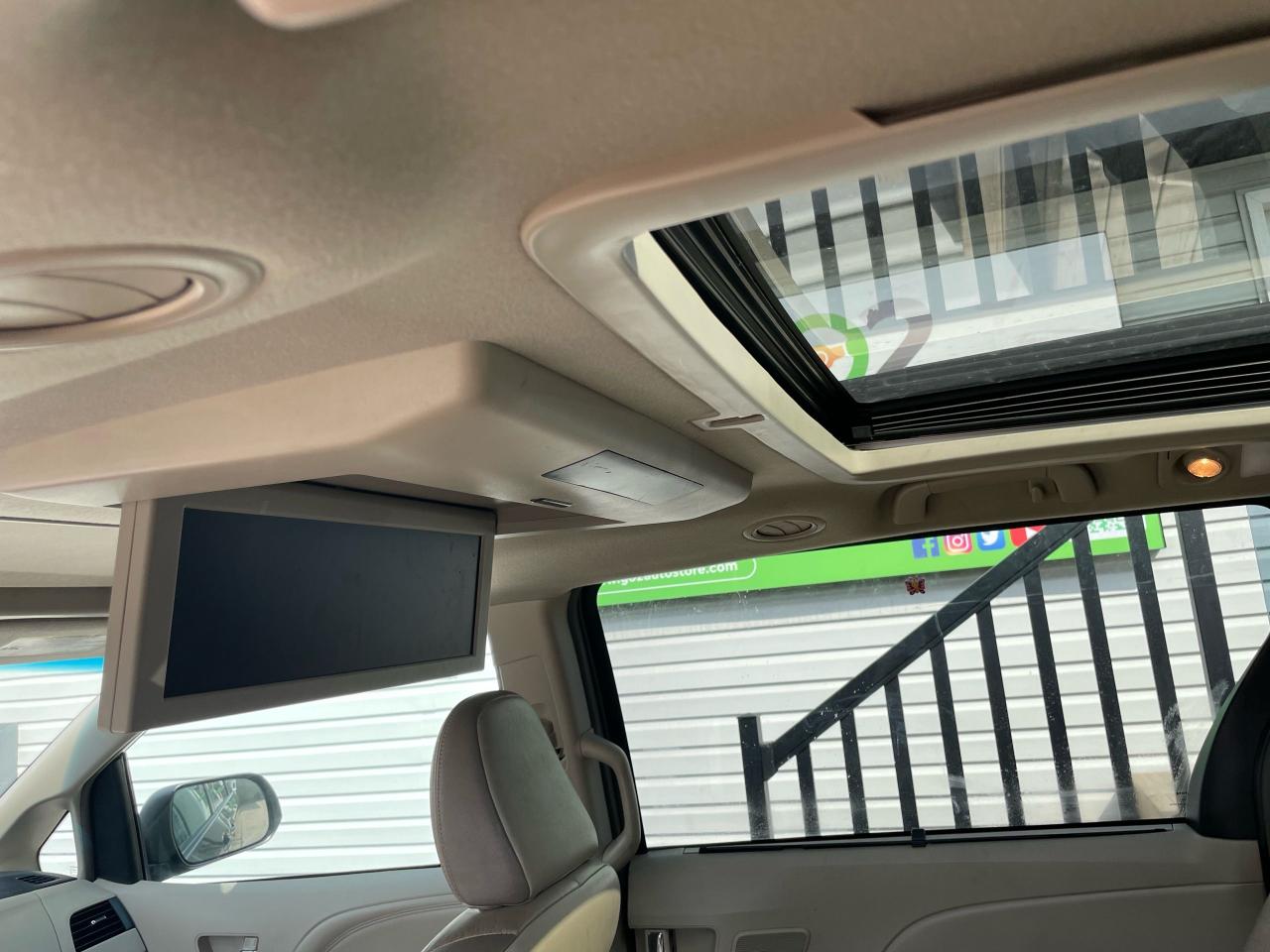 2012 Toyota Sienna XLE - Photo #21