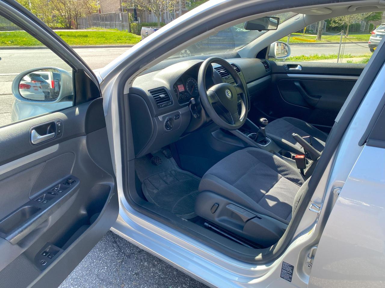 2006 Volkswagen Jetta 5 Speed Manual/2.5L Gas Saver/No Accidents - Photo #11