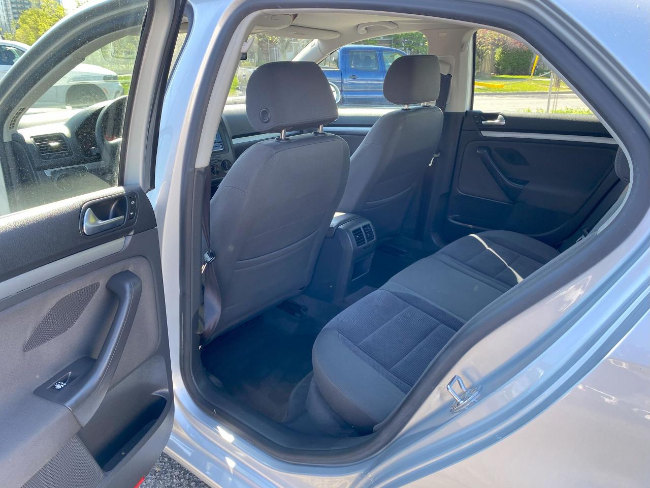 2006 Volkswagen Jetta 5 Speed Manual/2.5L Gas Saver/No Accidents - Photo #12