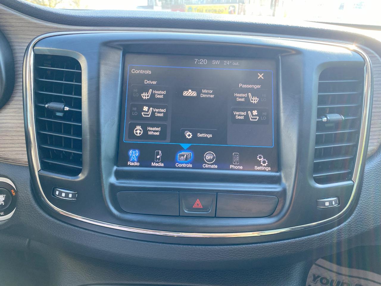 2015 Chrysler 200 Comes Certified/Leather/Htd Seats/Remote Start - Photo #17