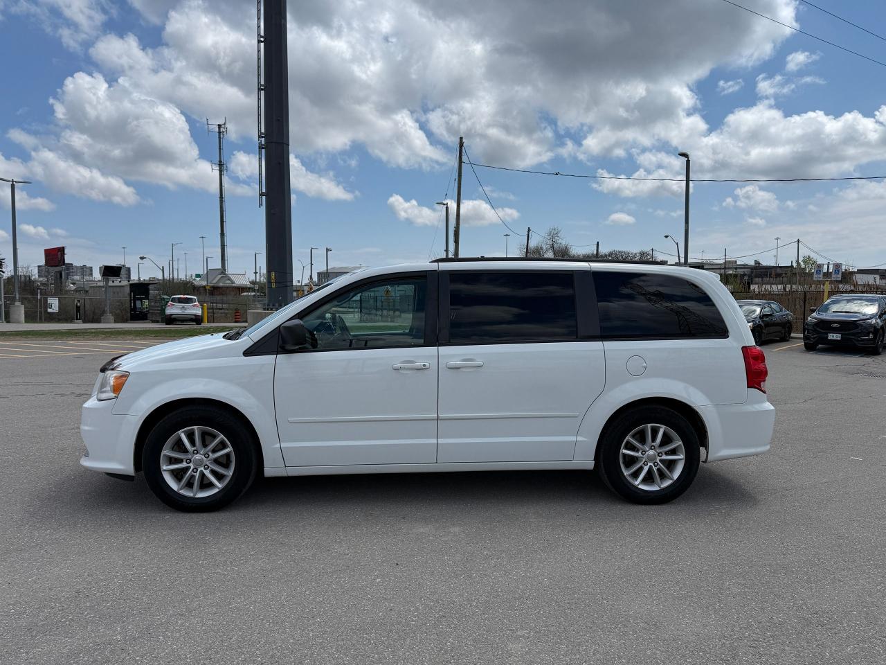 2014 Dodge Grand Caravan SXT*CLEAN CARFAX*STOW-N-GO* - Photo #2