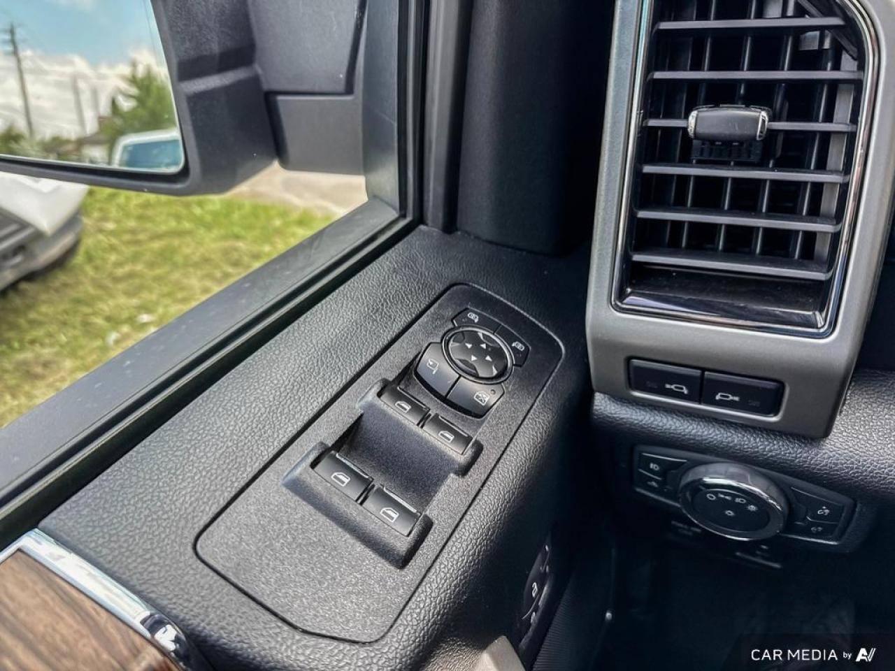 2020 Ford F-150 LARIAT / 4WD / CREW / LEATHER / NAV / ROOF - Photo #13