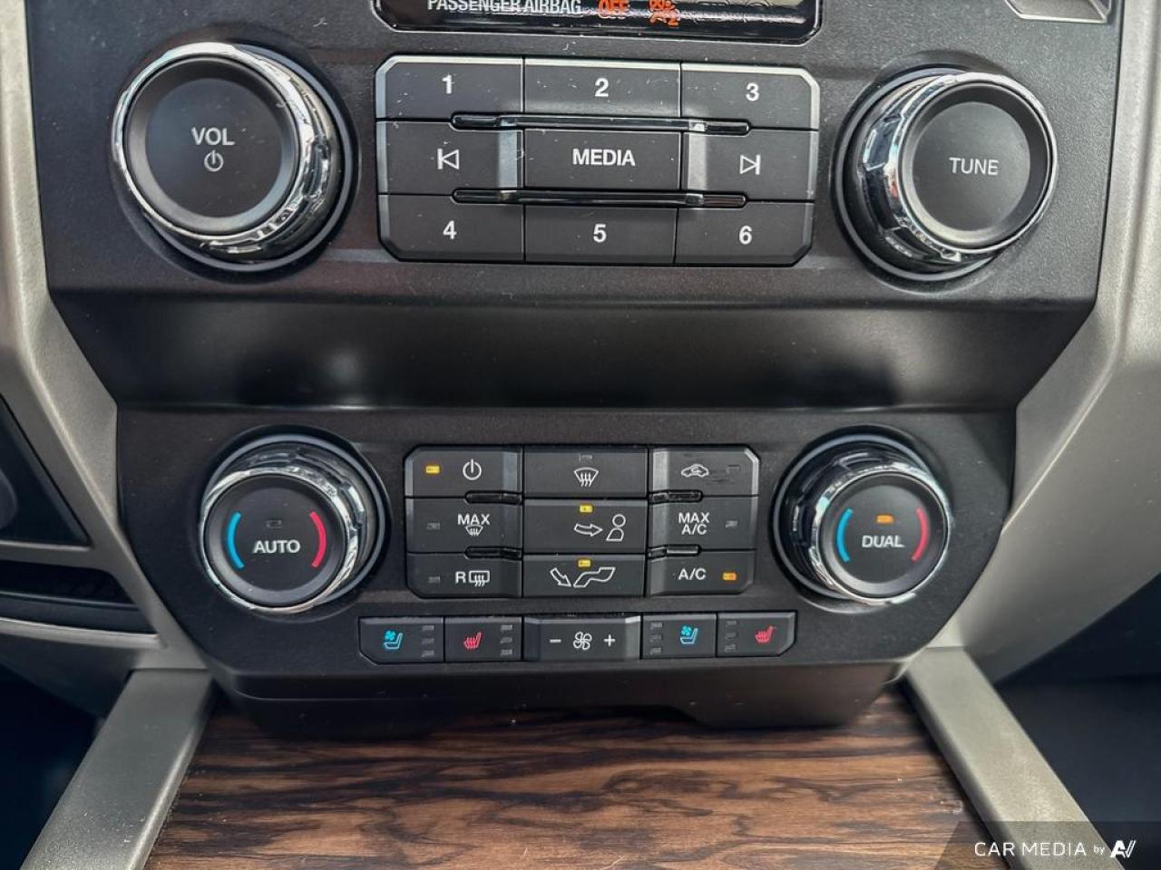 2020 Ford F-150 LARIAT / 4WD / CREW / LEATHER / NAV / ROOF - Photo #17