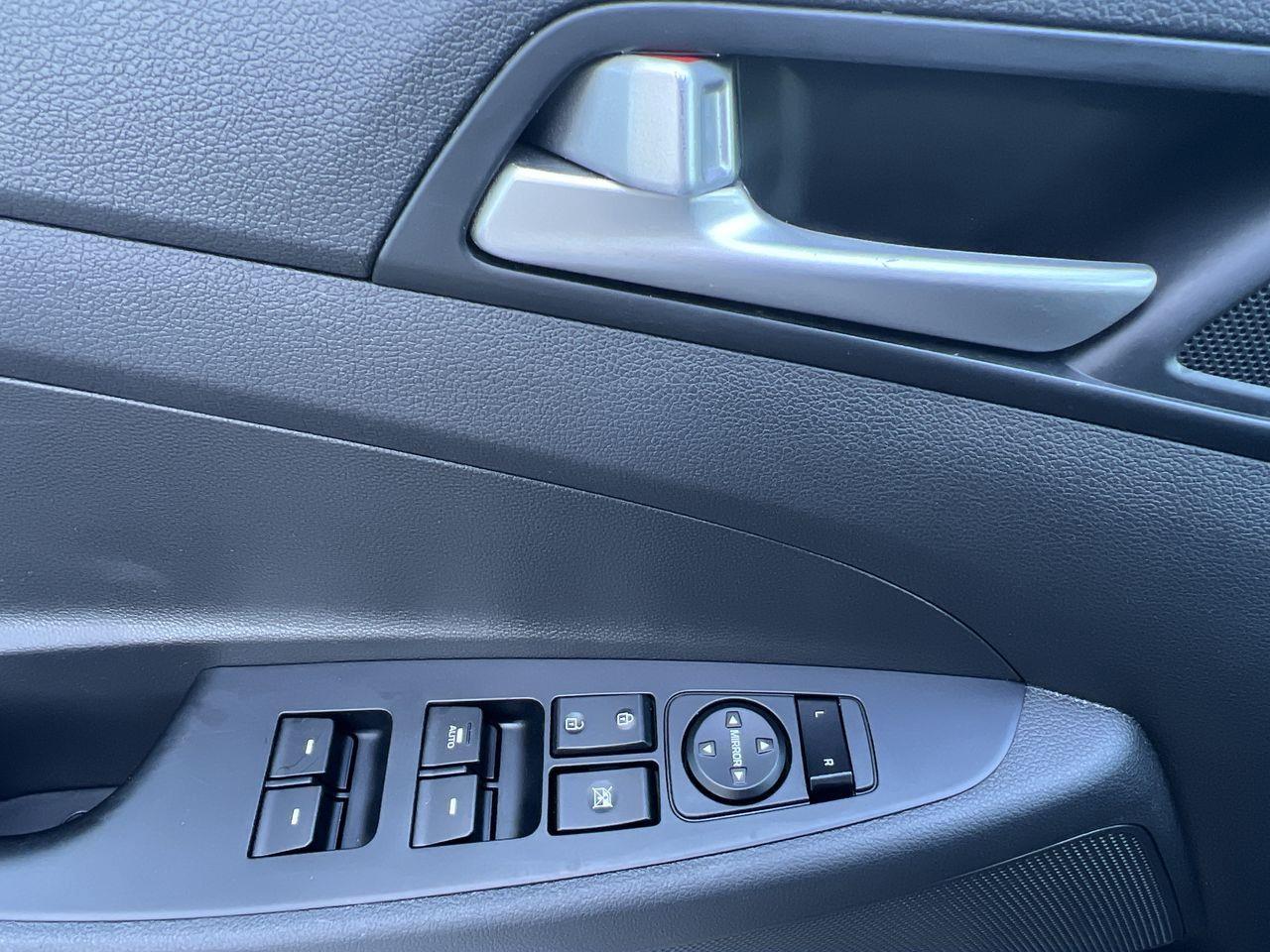 2020 Hyundai Tucson Ultimate APPLE CARPLAY/ANDROID AUTO, HEATED SEATS/STEERING WHEEL, MOONROOF, BACK UP CAM!! Photo