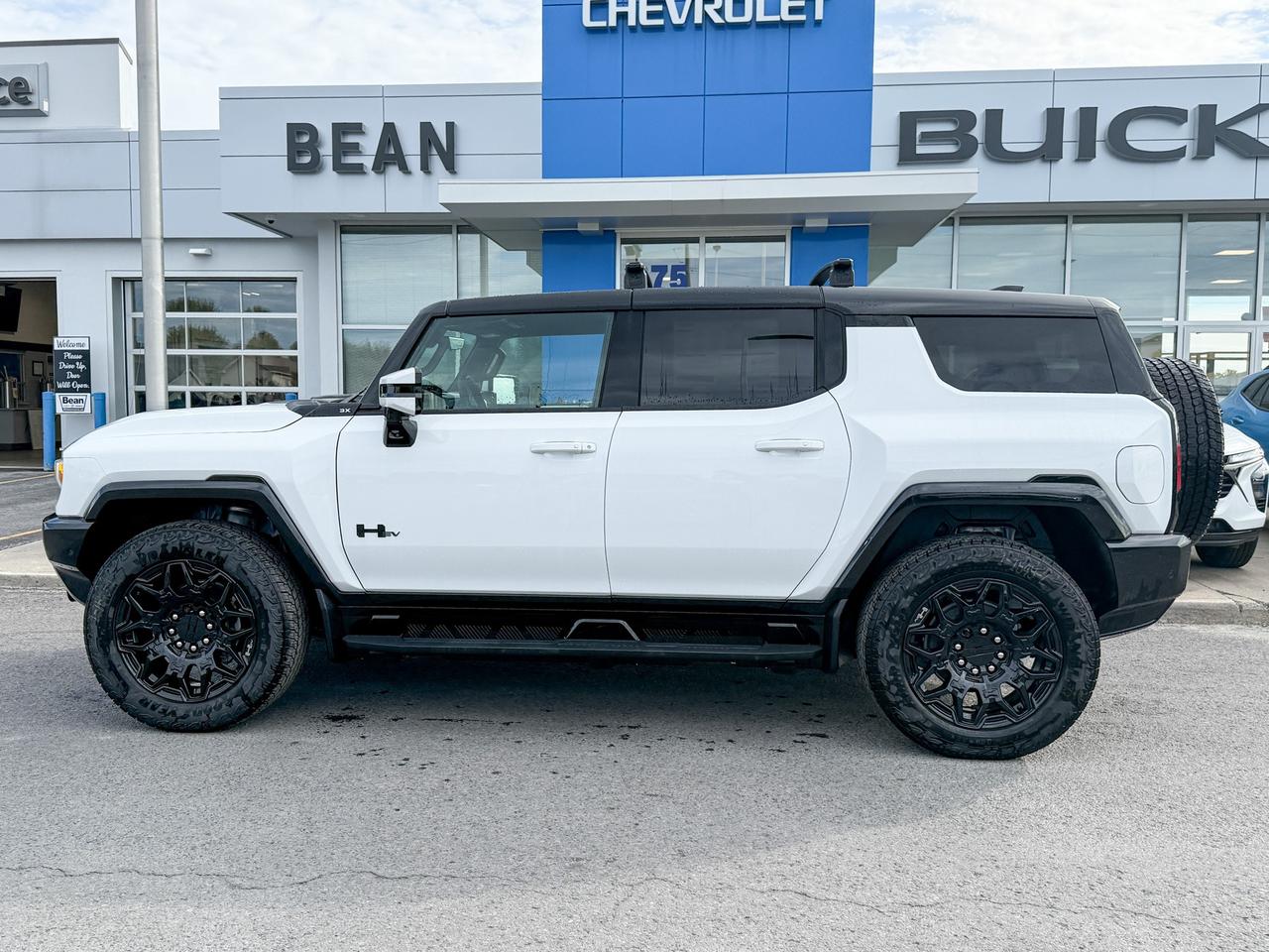2025 GMC HUMMER EV SUV 3X FULLY ELECTRIC WITH REMOTE START/ENTRY, HEATED SEATS, HEATED STEERING WHEEL, VENTILATED SEATS, INFINITY ROOF, HD SURROUND VISION Photo