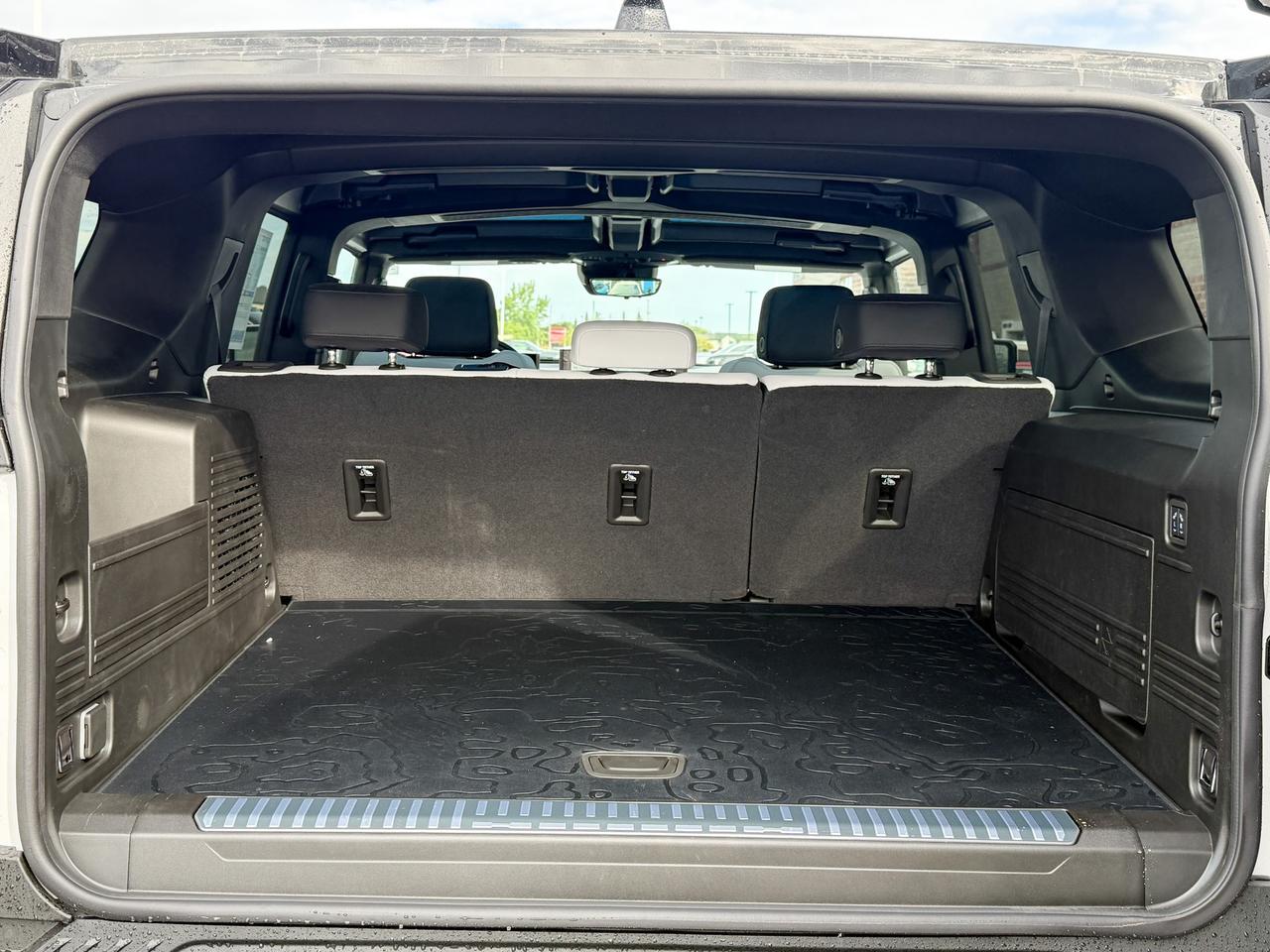 2025 GMC HUMMER EV SUV 3X FULLY ELECTRIC WITH REMOTE START/ENTRY, HEATED SEATS, HEATED STEERING WHEEL, VENTILATED SEATS, INFINITY ROOF, HD SURROUND VISION Photo