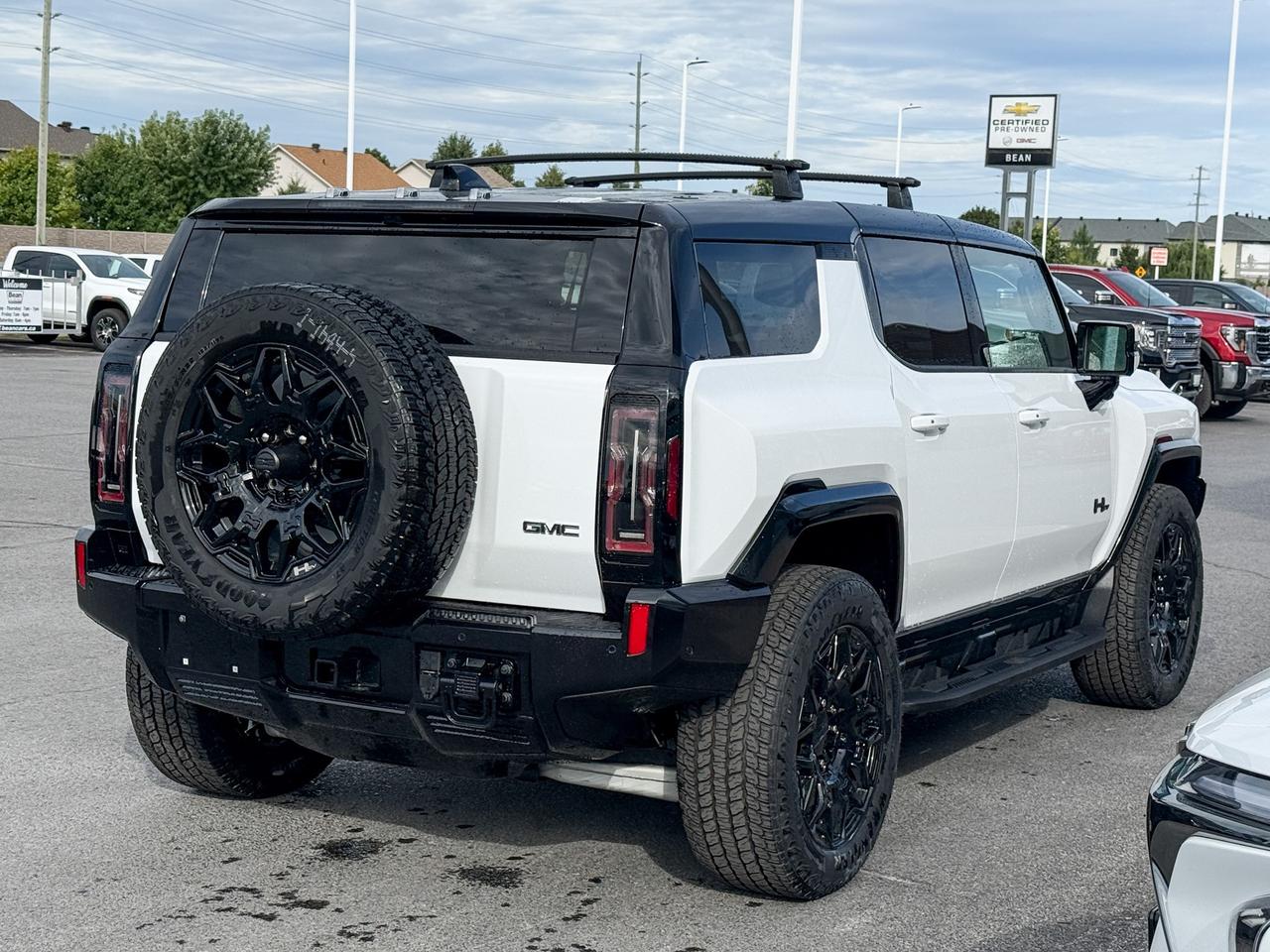 2025 GMC HUMMER EV SUV 3X FULLY ELECTRIC WITH REMOTE START/ENTRY, HEATED SEATS, HEATED STEERING WHEEL, VENTILATED SEATS, INFINITY ROOF, HD SURROUND VISION Photo