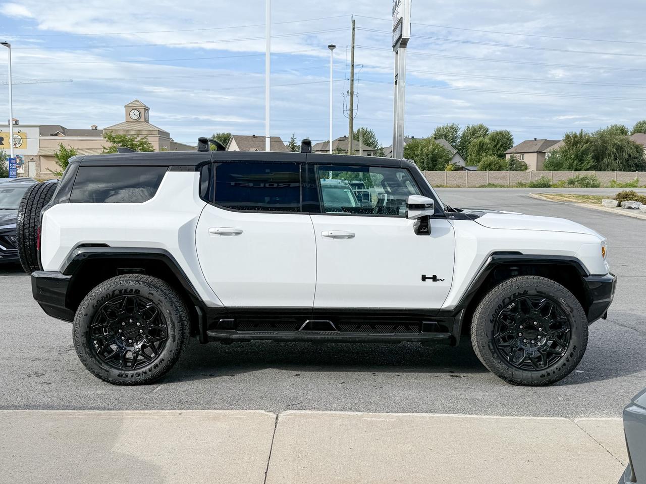 2025 GMC HUMMER EV SUV 3X FULLY ELECTRIC WITH REMOTE START/ENTRY, HEATED SEATS, HEATED STEERING WHEEL, VENTILATED SEATS, INFINITY ROOF, HD SURROUND VISION Photo