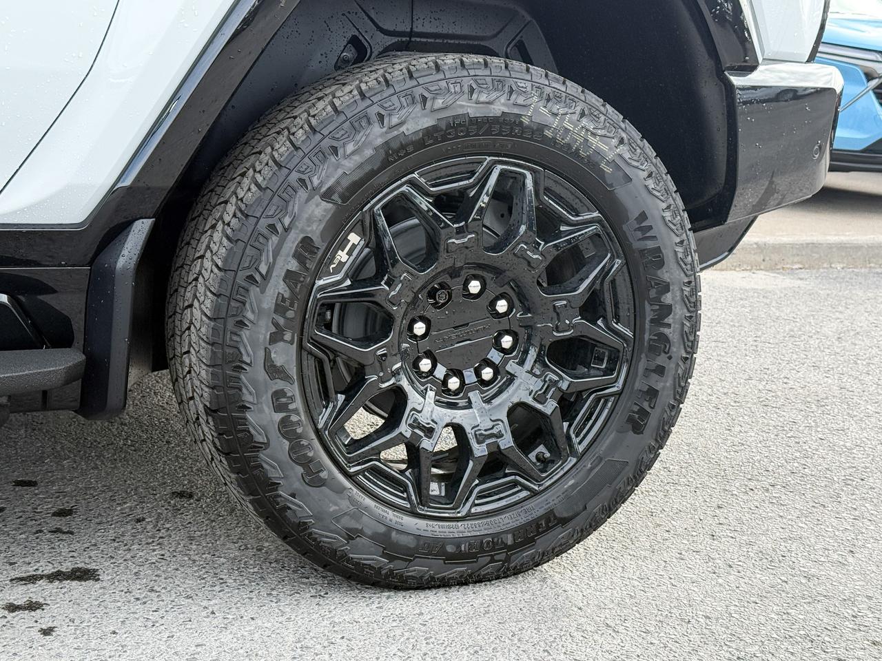 2025 GMC HUMMER EV SUV 3X FULLY ELECTRIC WITH REMOTE START/ENTRY, HEATED SEATS, HEATED STEERING WHEEL, VENTILATED SEATS, INFINITY ROOF, HD SURROUND VISION Photo