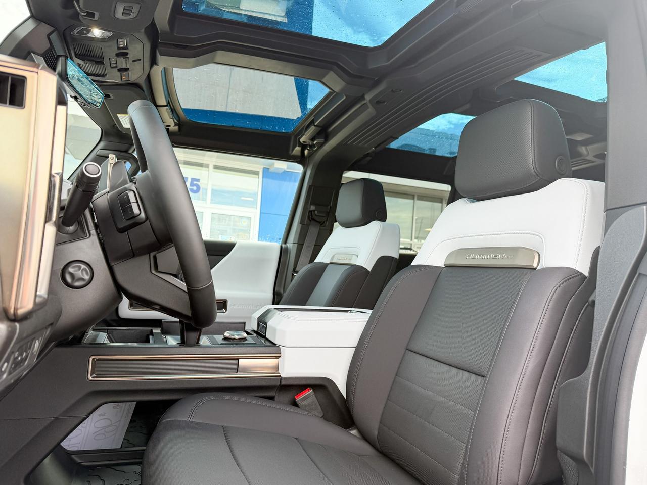 2025 GMC HUMMER EV SUV 3X FULLY ELECTRIC WITH REMOTE START/ENTRY, HEATED SEATS, HEATED STEERING WHEEL, VENTILATED SEATS, INFINITY ROOF, HD SURROUND VISION Photo
