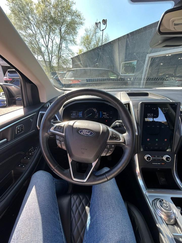 2023 Ford Edge Titanium Photo