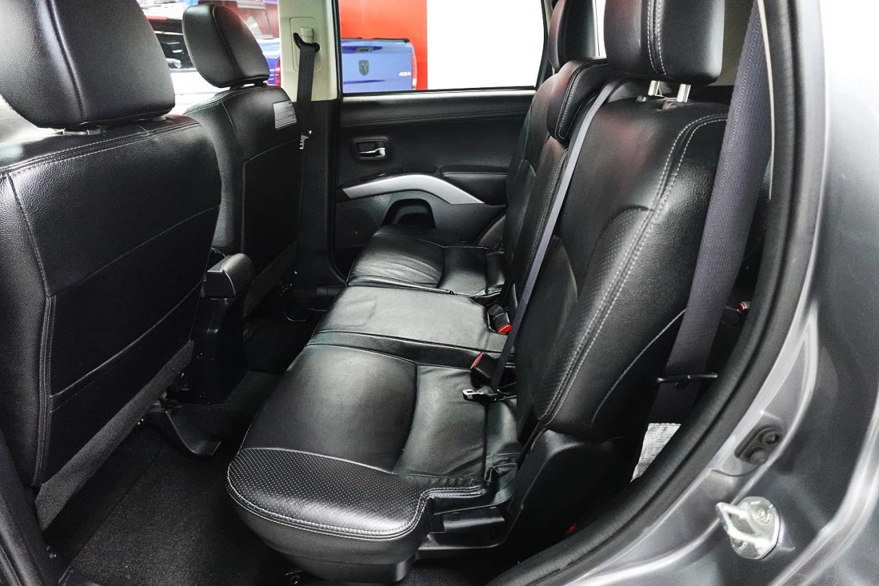 2013 Mitsubishi Outlander XLS ,NO ACCIDENT,7 PASS ,LOW KM.4X4 - Photo #17