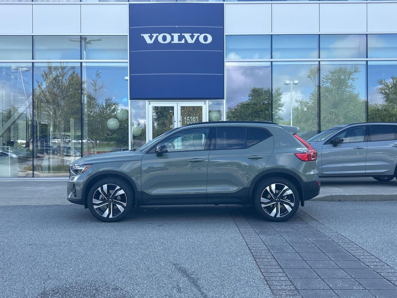 New 2025 Volvo XC40 B5 AWD Plus Dark Theme for sale in Surrey, BC