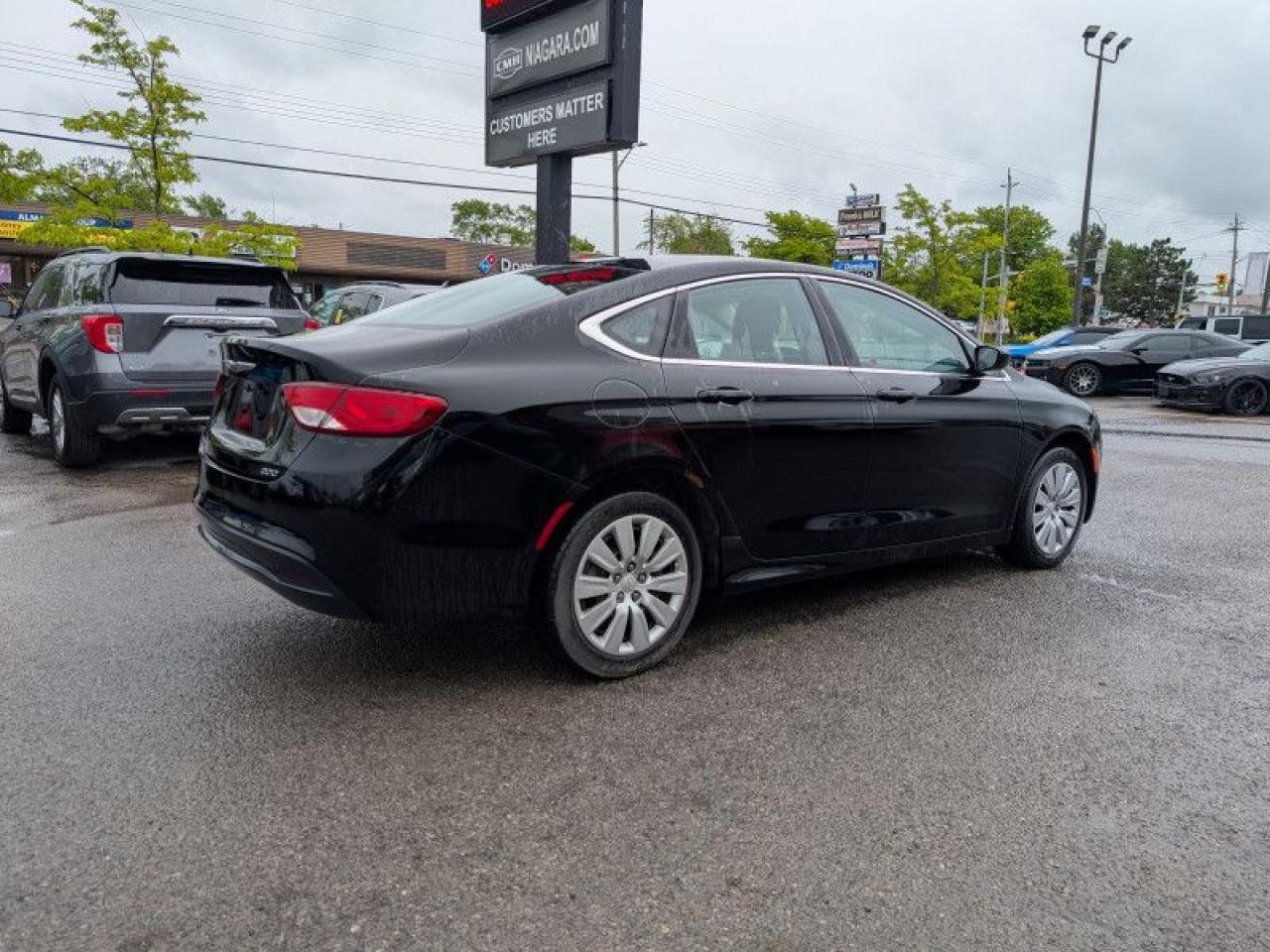 2016 Chrysler 200 LX  **VERY LOW KMS - 20 SERVICE RECS** Photo4