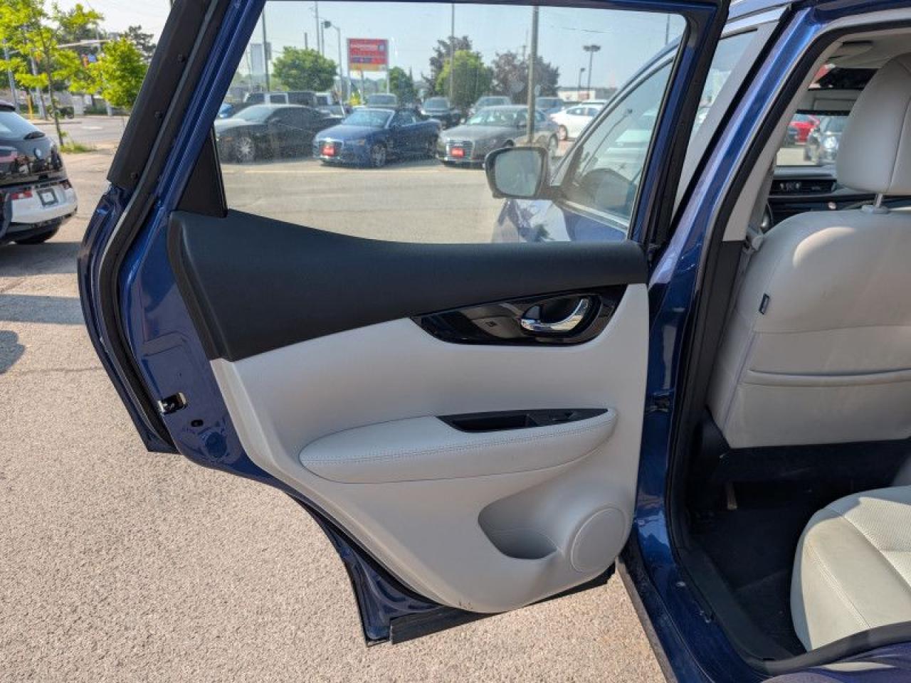 2023 Nissan Qashqai SL Platinum Package  **SUNROOF** Photo