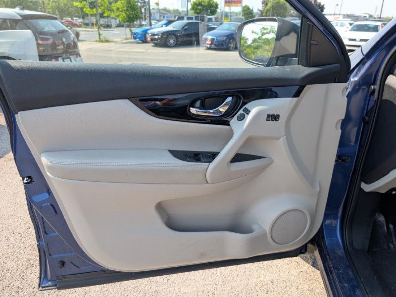 2023 Nissan Qashqai SL Platinum Package  **SUNROOF** Photo