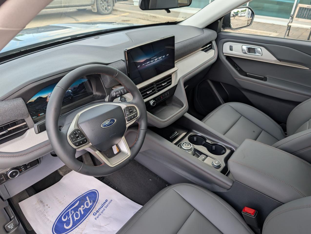 2025 Ford Explorer ACTIVE Photo5