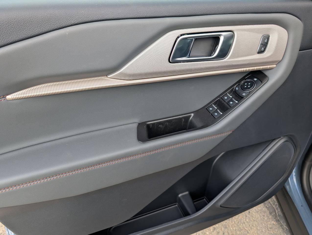 2025 Ford Explorer ACTIVE Photo5