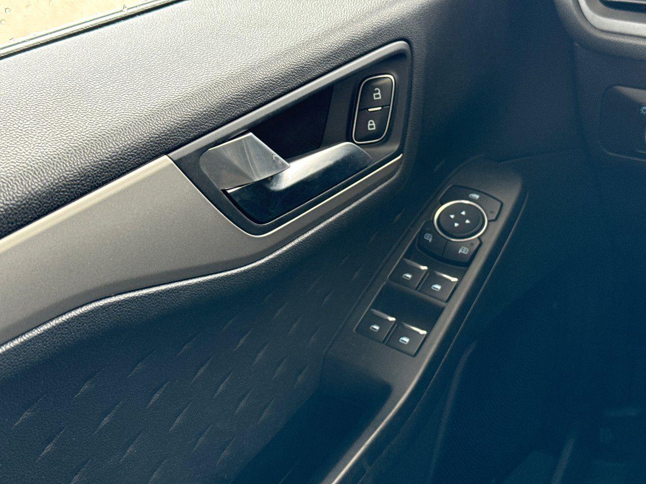 2020 Ford Escape SE - Photo #17