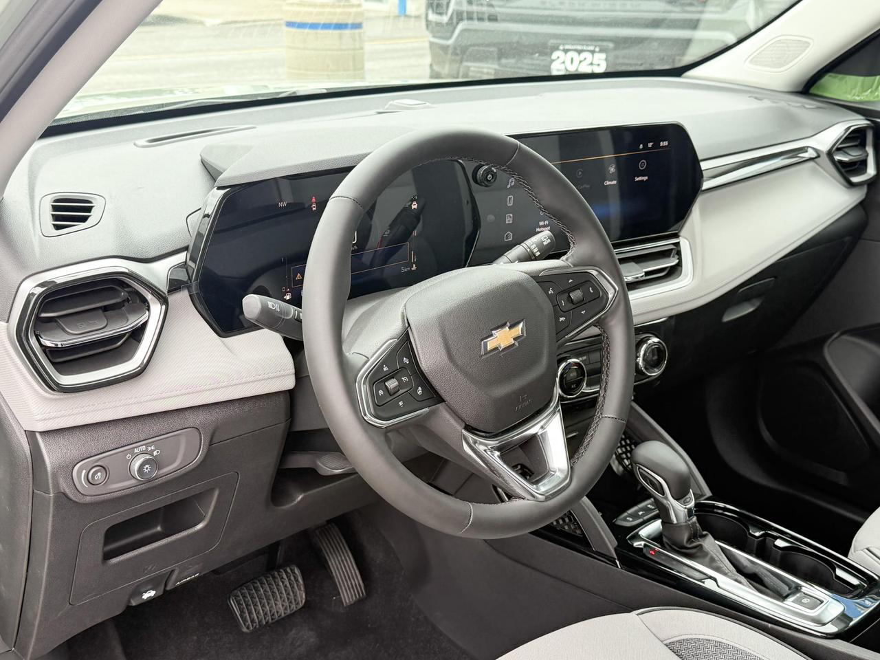 2025 Chevrolet TrailBlazer 1.3L TURBO ENGINE WITH REMOTE START/ENTRY, HEATED FRONT SEATS, HEATED STEERING WHEEL, POWER LIFTGATE & HD REAR VIEW CAMERA Photo