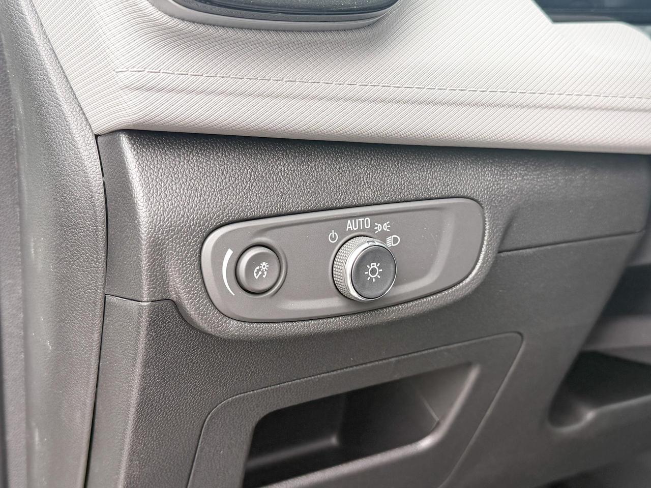 2025 Chevrolet TrailBlazer 1.3L TURBO ENGINE WITH REMOTE START/ENTRY, HEATED FRONT SEATS, HEATED STEERING WHEEL, POWER LIFTGATE & HD REAR VIEW CAMERA Photo