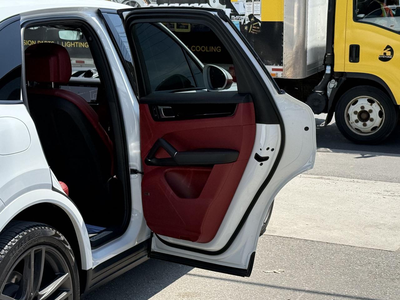 2020 Porsche Cayenne WARRANTY | RED LEATHER | EXTRA RIMS - Photo #33