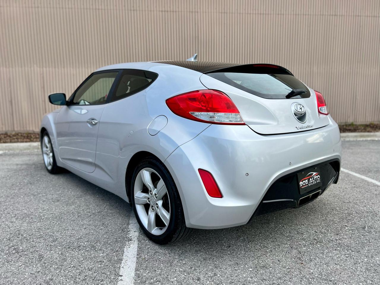 2014 Hyundai Veloster Base - Photo #3