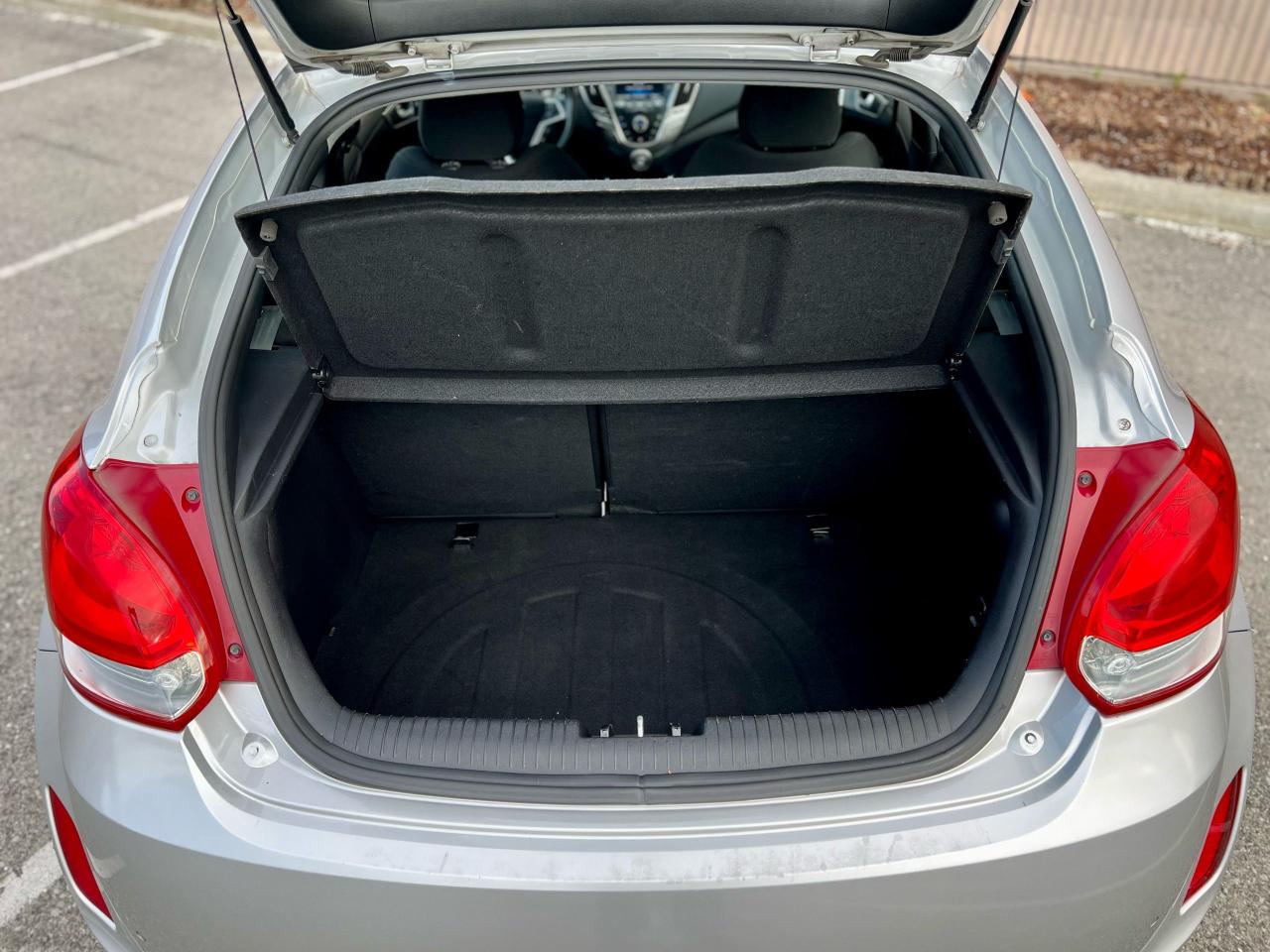 2014 Hyundai Veloster Base - Photo #11