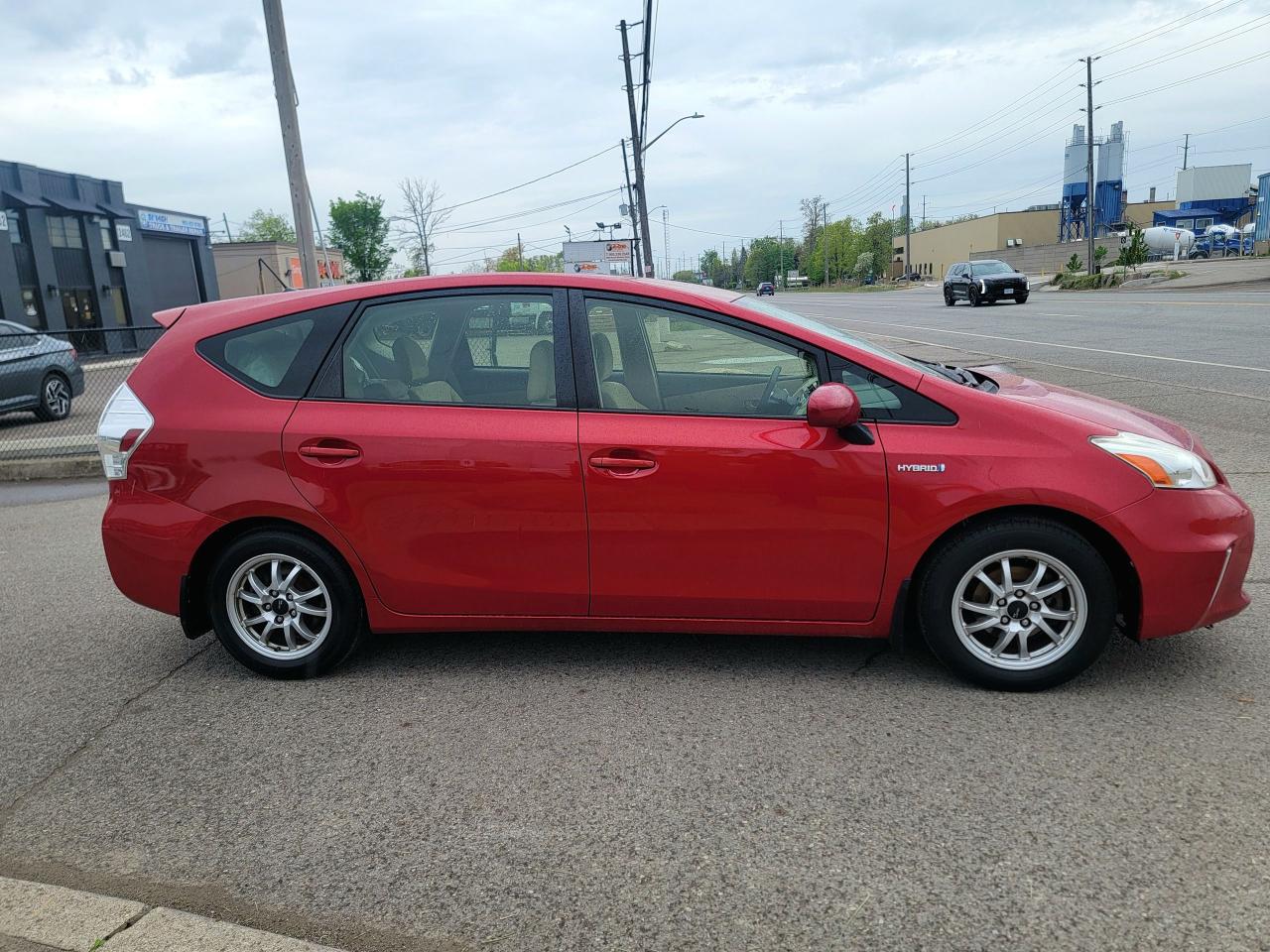 2013 Toyota Prius v HYBRID - Photo #4