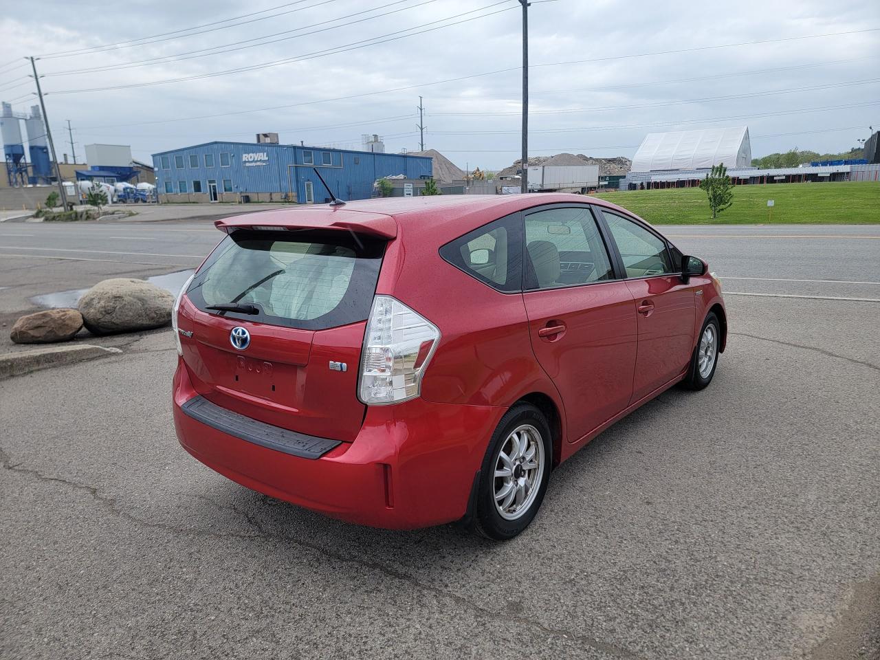 2013 Toyota Prius v HYBRID Photo4