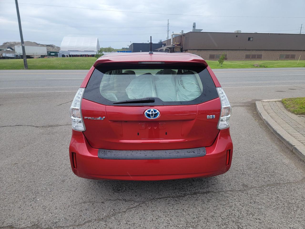 2013 Toyota Prius v HYBRID - Photo #6