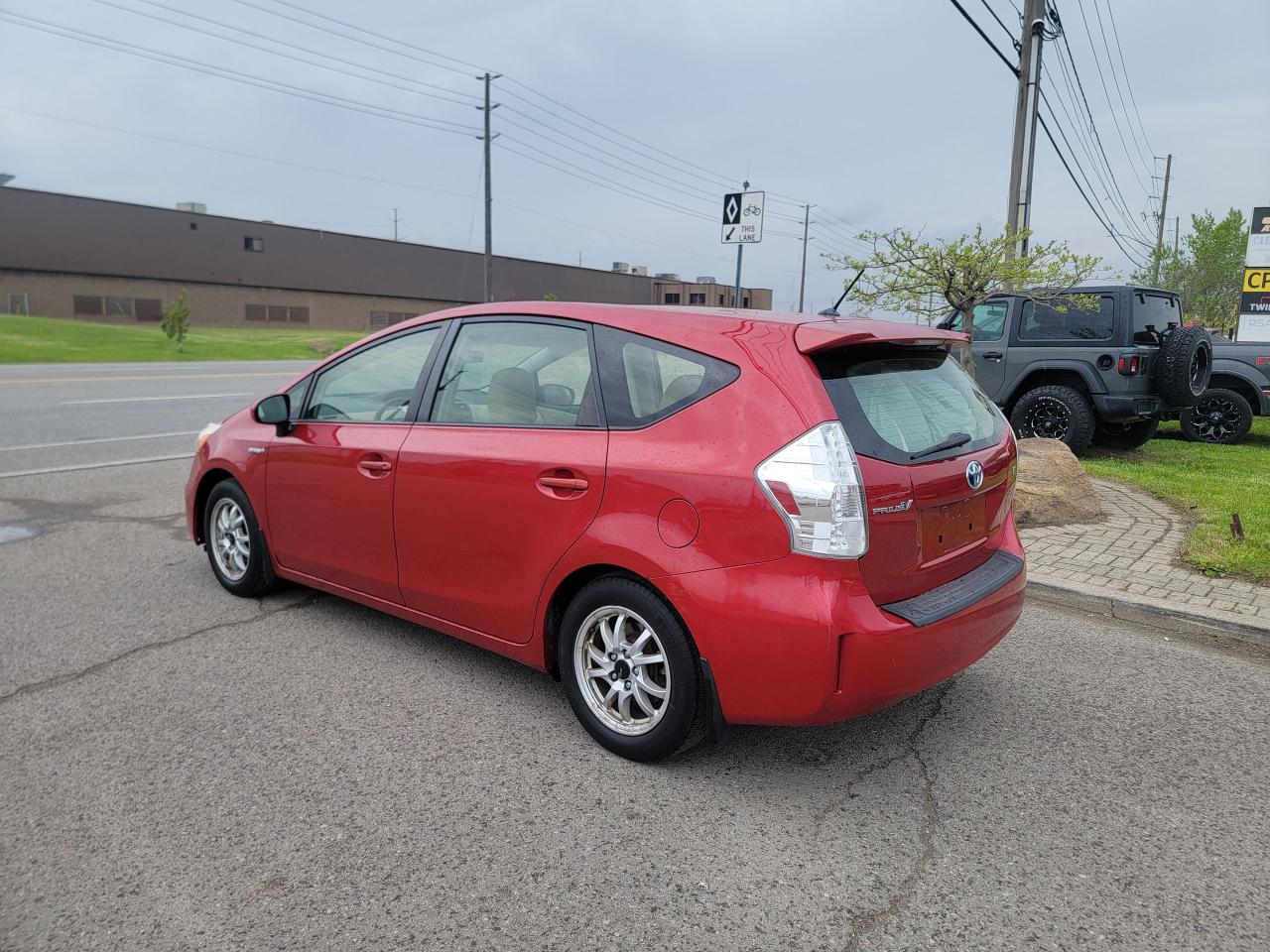2013 Toyota Prius v HYBRID - Photo #7