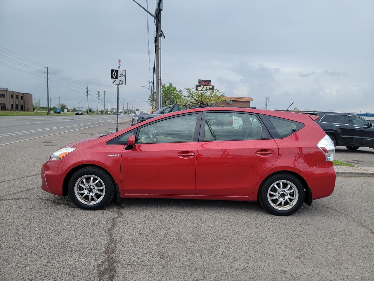 2013 Toyota Prius v HYBRID - Photo #8