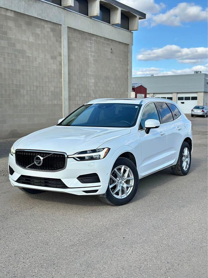 2018 Volvo XC60 Momentum - Photo #2