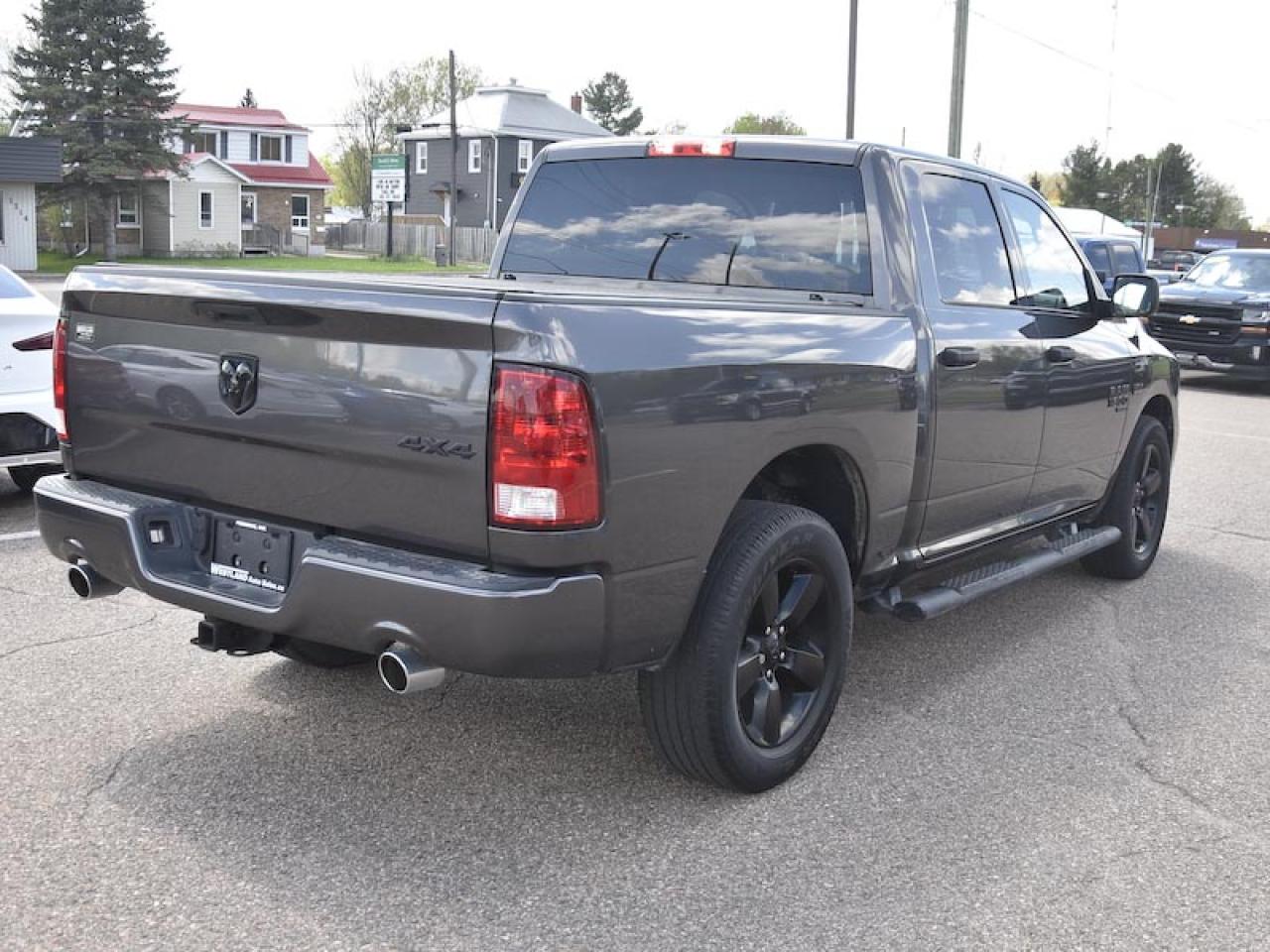 2020 RAM 1500 Classic EXPRESS 4X4 CREW CAB 5'7" BOX - Photo #3