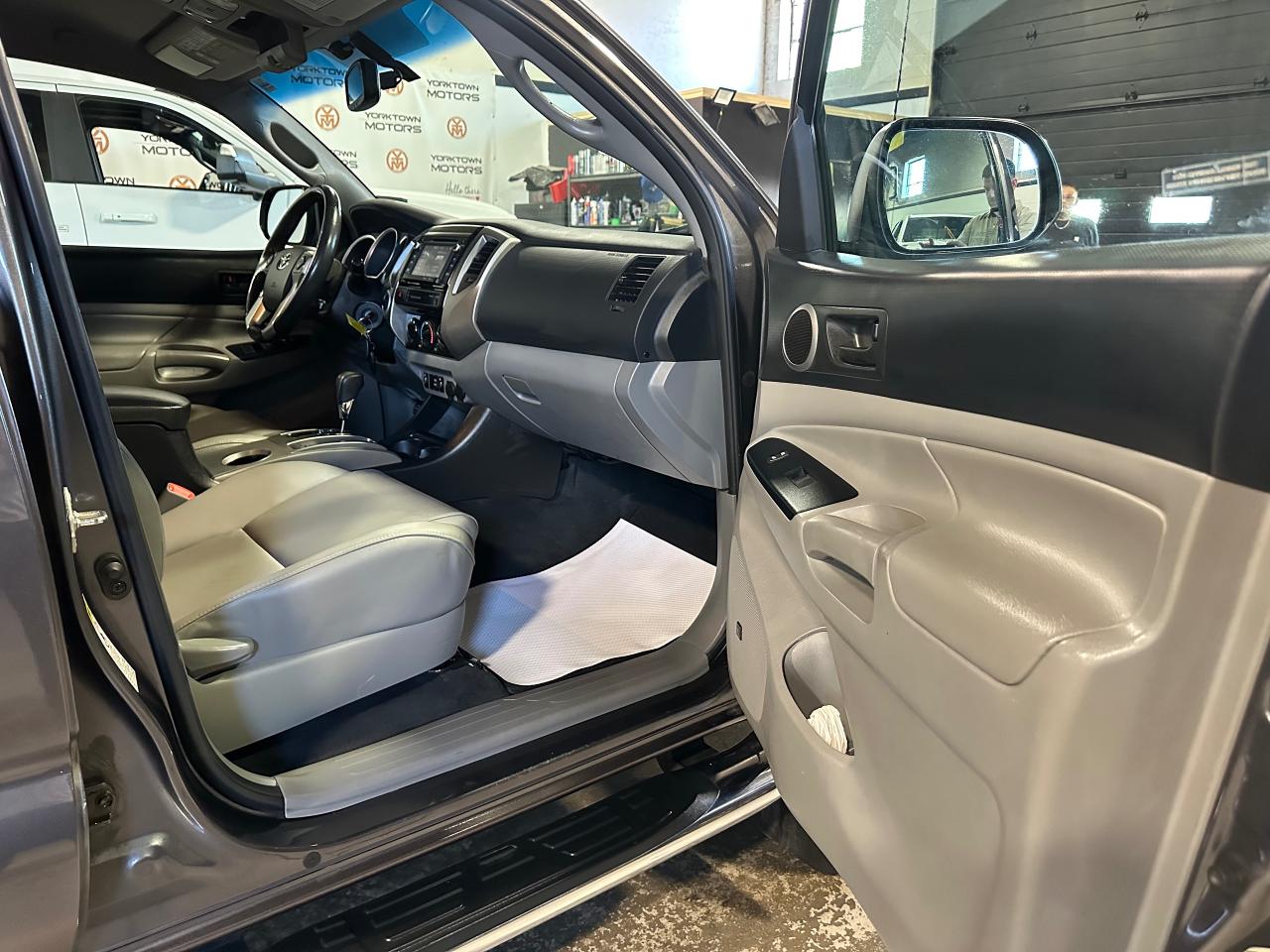 2015 Toyota Tacoma LIMITED | NO ACCIDENTS | JBL SOUND | LEATHER - Photo #5