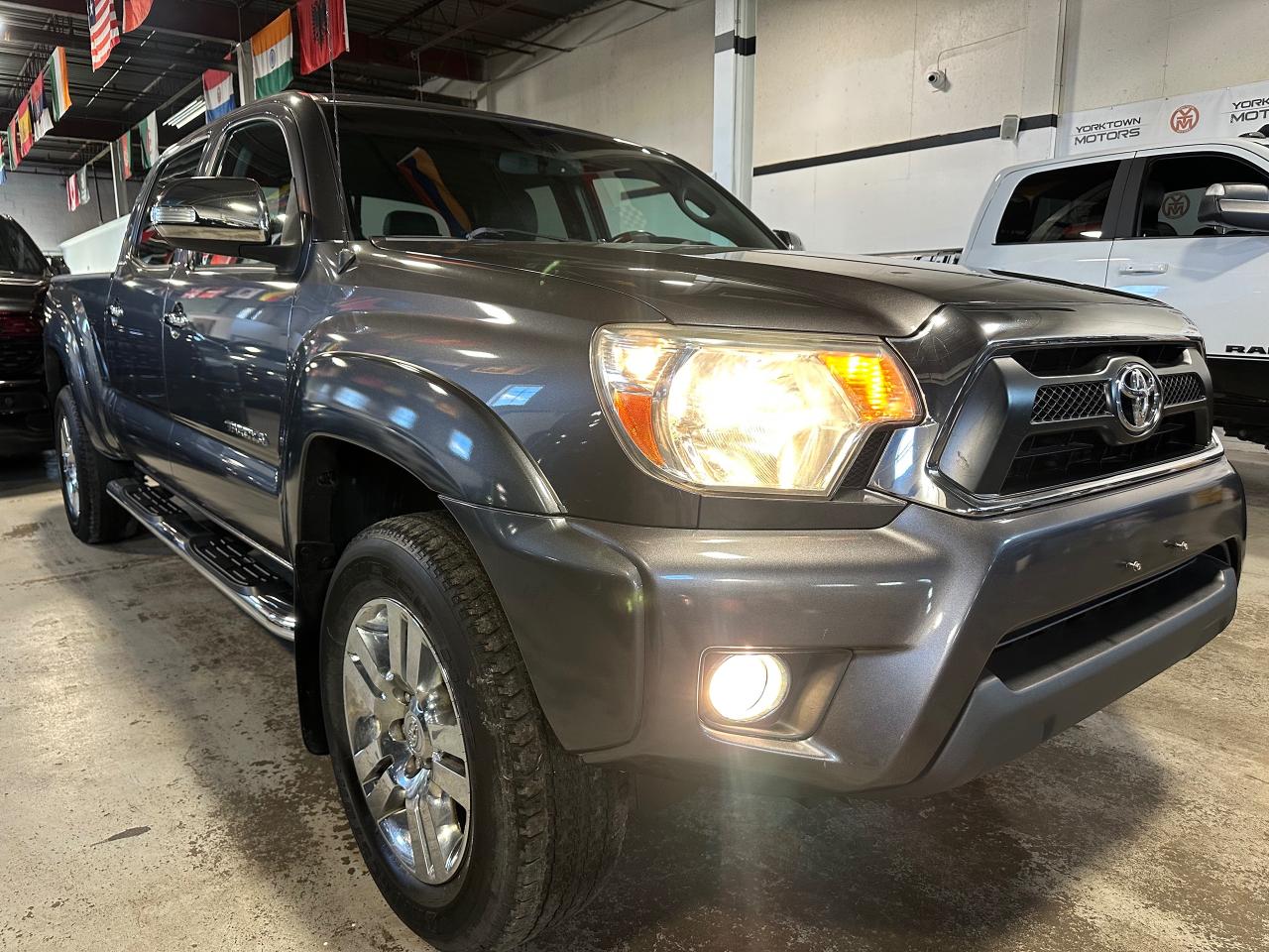 2015 Toyota Tacoma LIMITED | NO ACCIDENTS | JBL SOUND | LEATHER - Photo #3