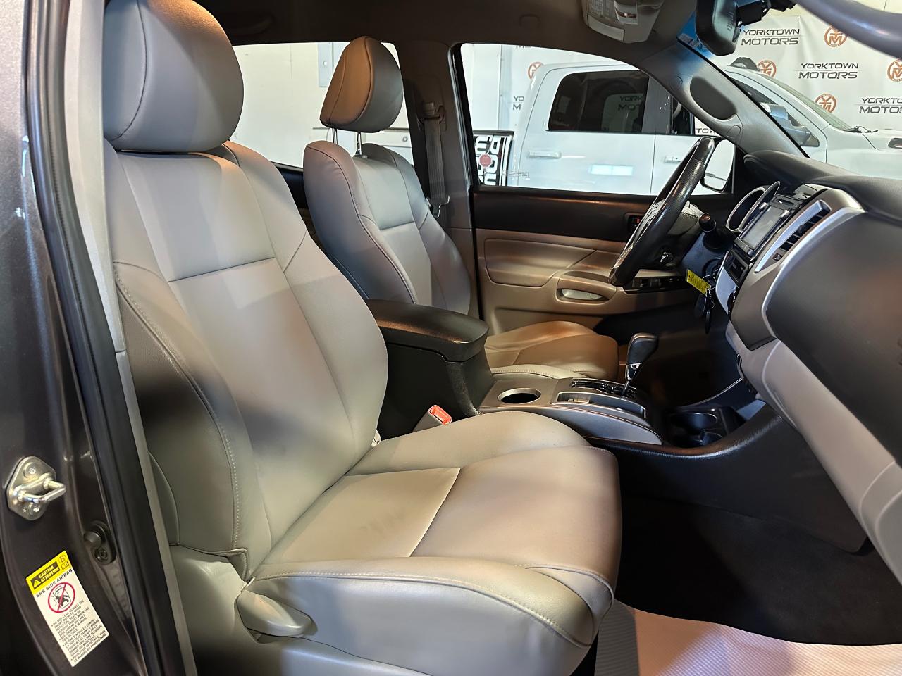 2015 Toyota Tacoma LIMITED | NO ACCIDENTS | JBL SOUND | LEATHER - Photo #9