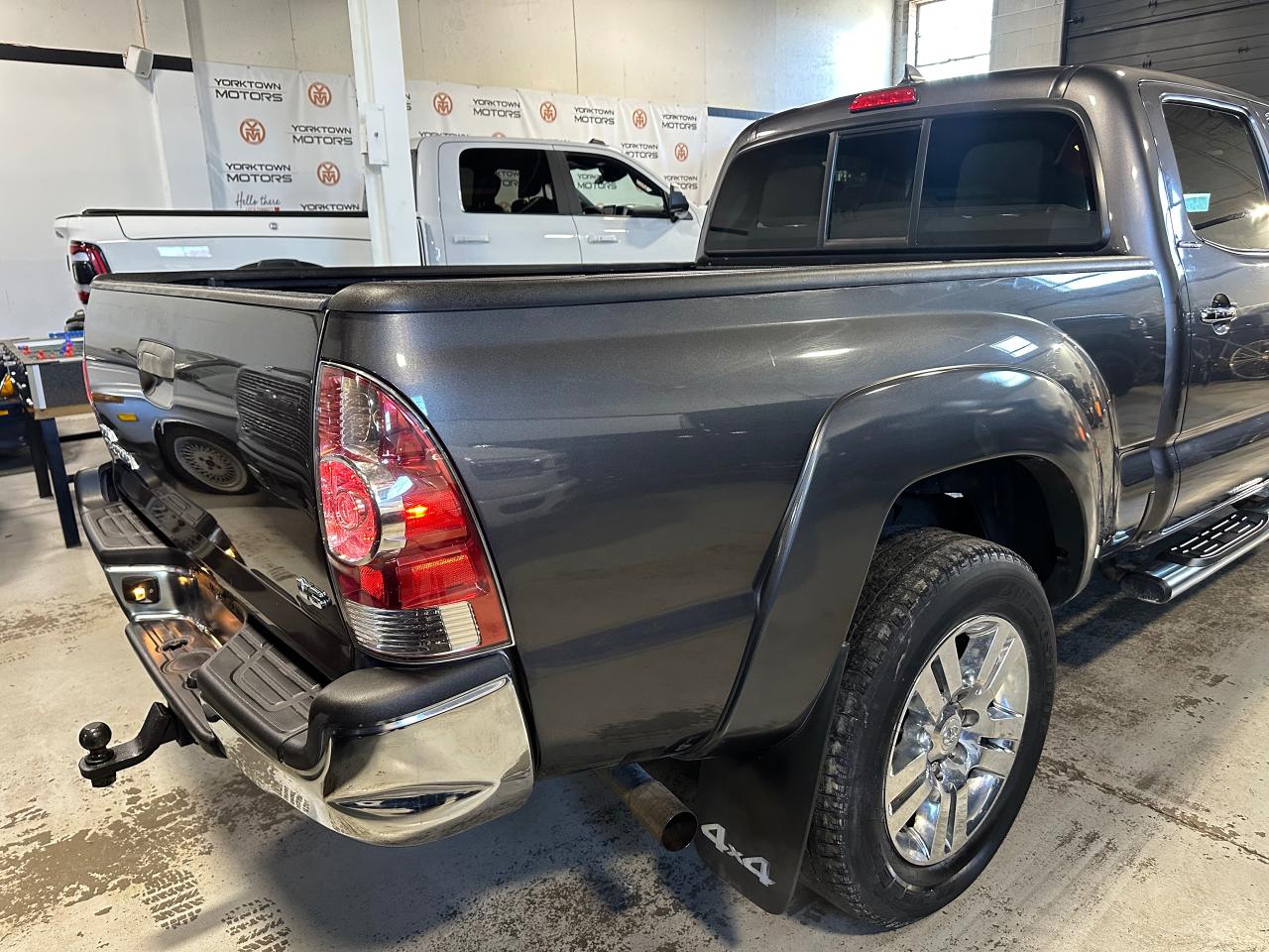 2015 Toyota Tacoma LIMITED | NO ACCIDENTS | JBL SOUND | LEATHER - Photo #16