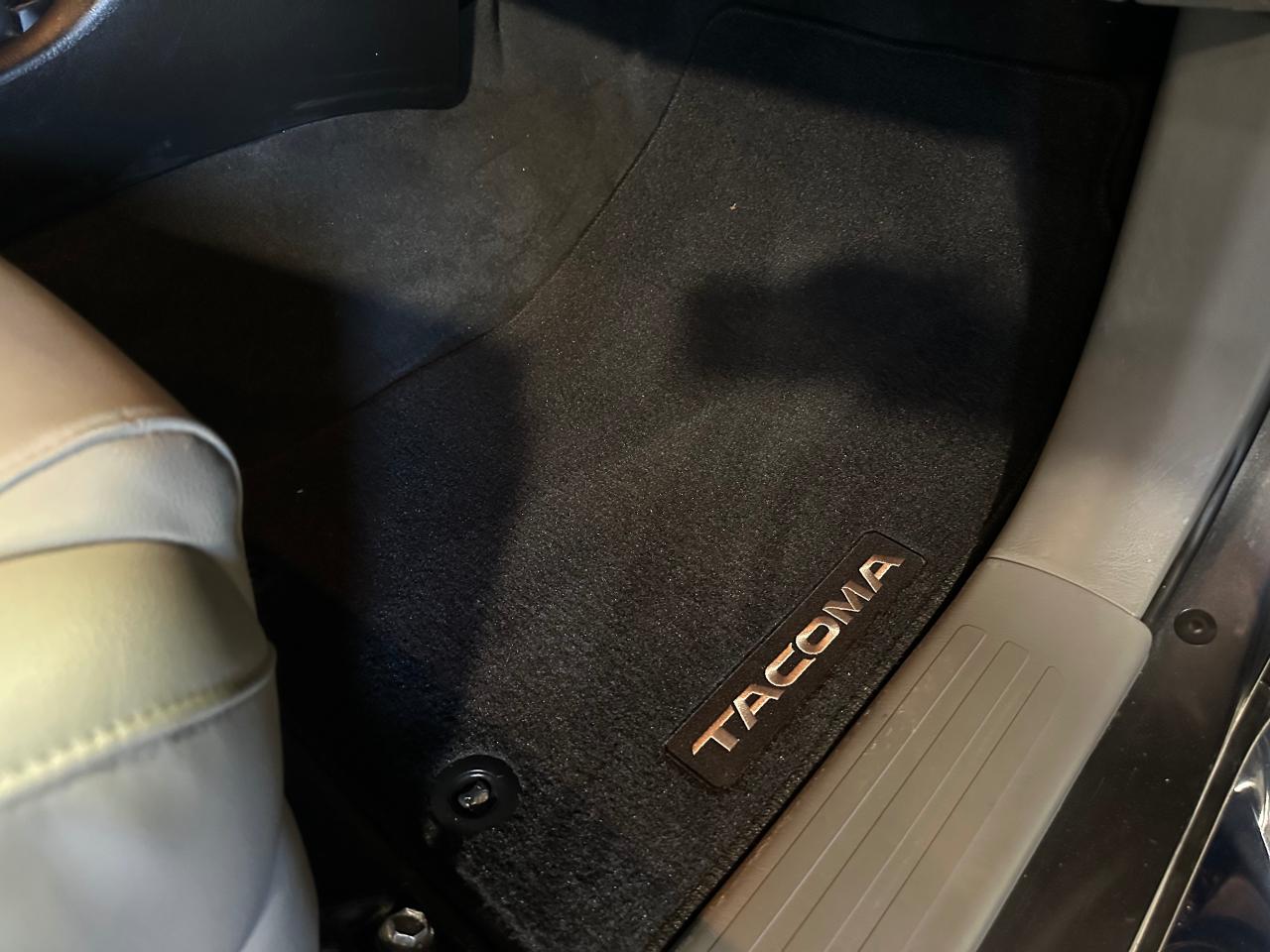 2015 Toyota Tacoma LIMITED | NO ACCIDENTS | JBL SOUND | LEATHER - Photo #11