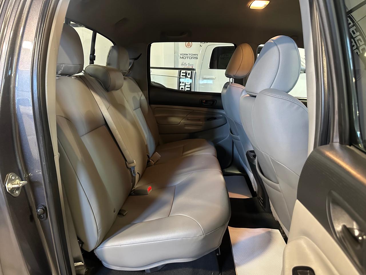 2015 Toyota Tacoma LIMITED | NO ACCIDENTS | JBL SOUND | LEATHER - Photo #15