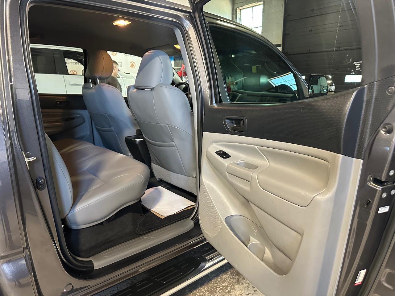 2015 Toyota Tacoma LIMITED | NO ACCIDENTS | JBL SOUND | LEATHER - Photo #13