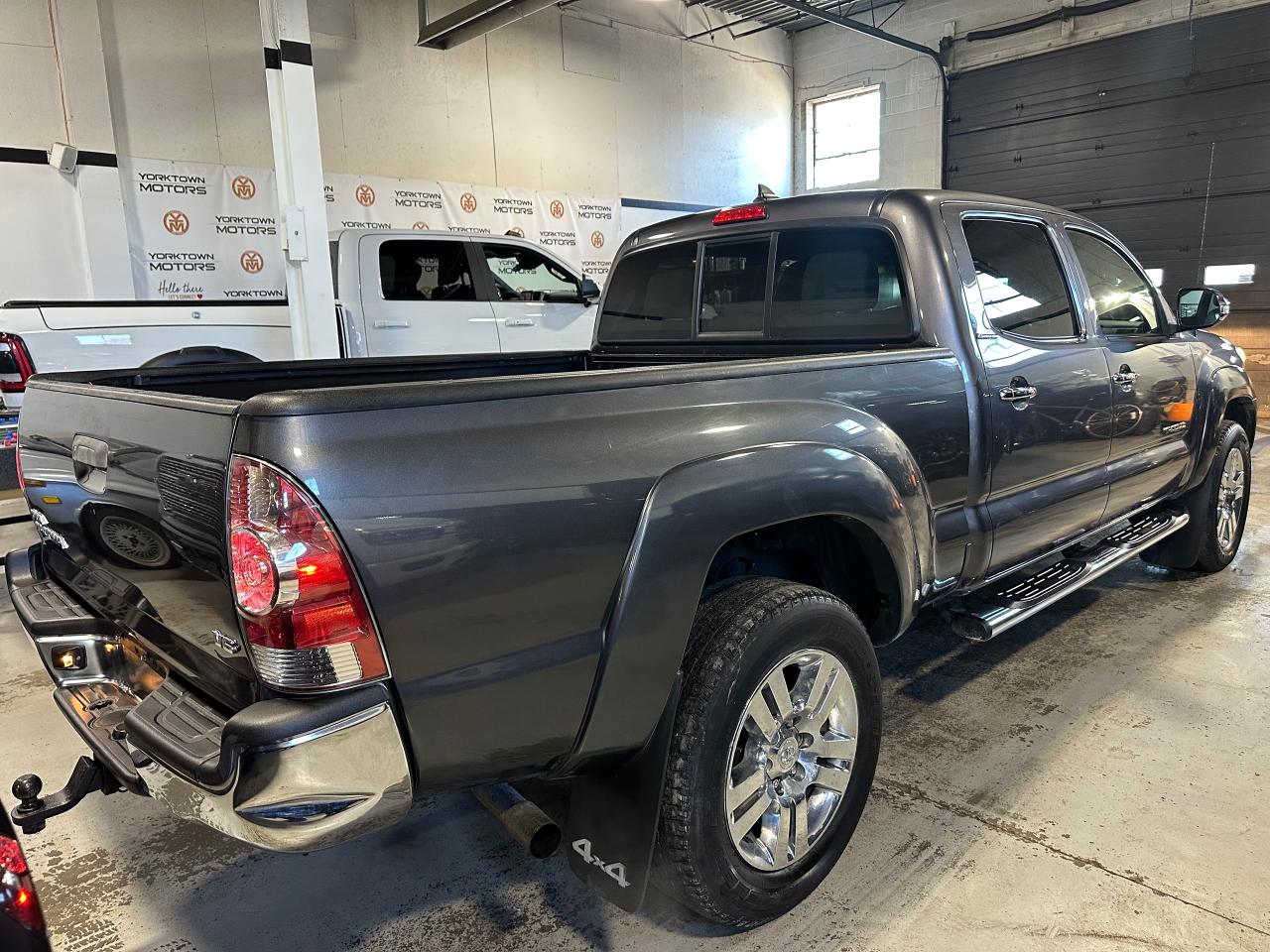 2015 Toyota Tacoma LIMITED | NO ACCIDENTS | JBL SOUND | LEATHER - Photo #17