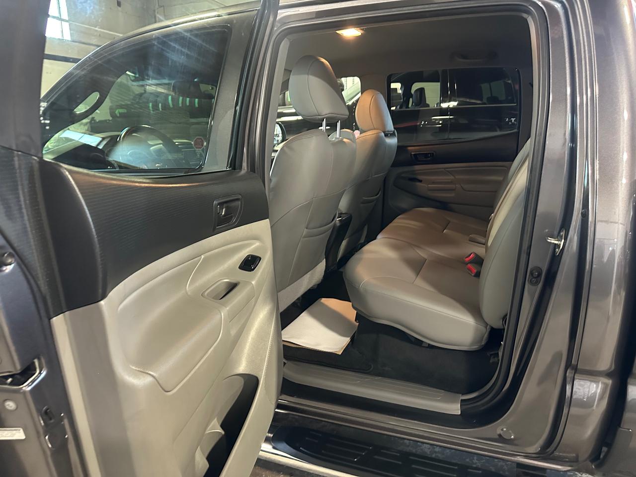 2015 Toyota Tacoma LIMITED | NO ACCIDENTS | JBL SOUND | LEATHER - Photo #22