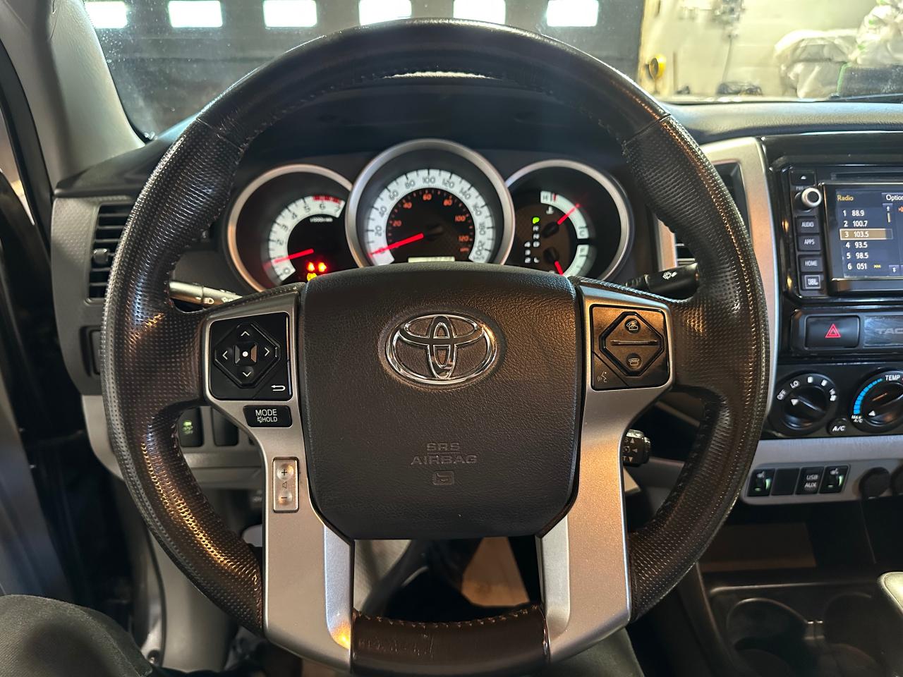 2015 Toyota Tacoma LIMITED | NO ACCIDENTS | JBL SOUND | LEATHER - Photo #28