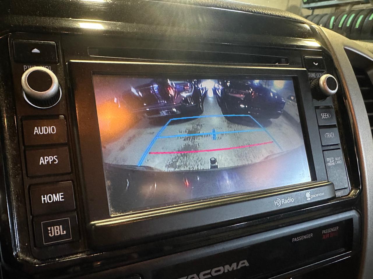 2015 Toyota Tacoma LIMITED | NO ACCIDENTS | JBL SOUND | LEATHER - Photo #36