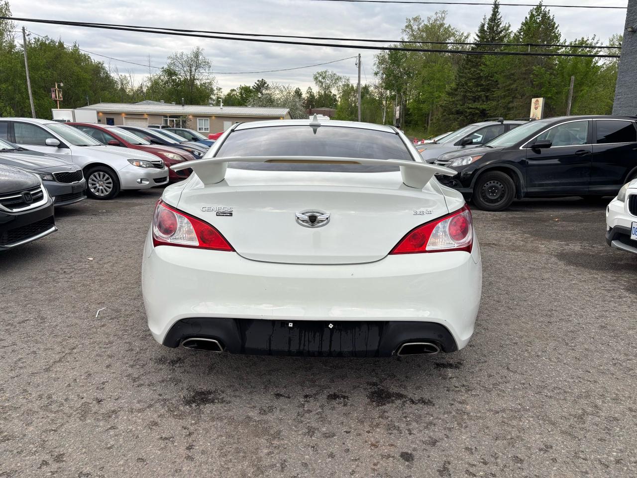 2010 Hyundai Genesis Coupe GT Photo4